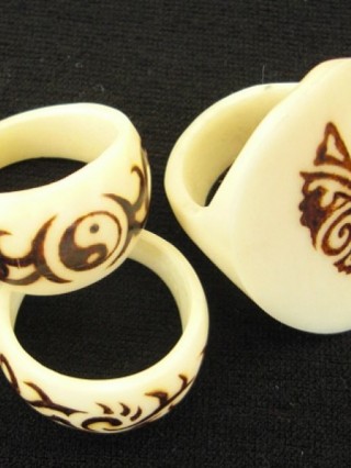 Anillos de hueso pirograbados